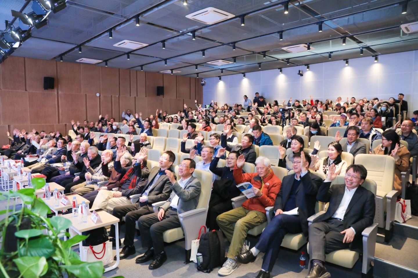啪啪啦
第四届校友理事会成员名单审议现场.jpg