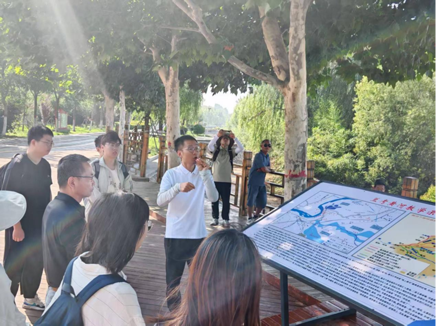 图8 在兰考黄河大堤讲解东坝头地貌的形成.png